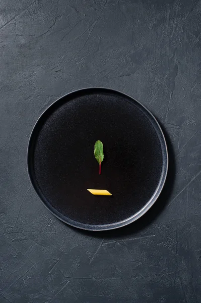 Chard ile Penne makarna kavramı minimalizm. Koyu arka plan, üstten görünüm, metin için yer