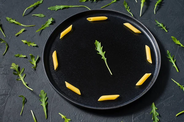 Concepto Pasta Penne Con Rúcula Minimalismo Fondo Oscuro Vista Lateral — Foto de Stock