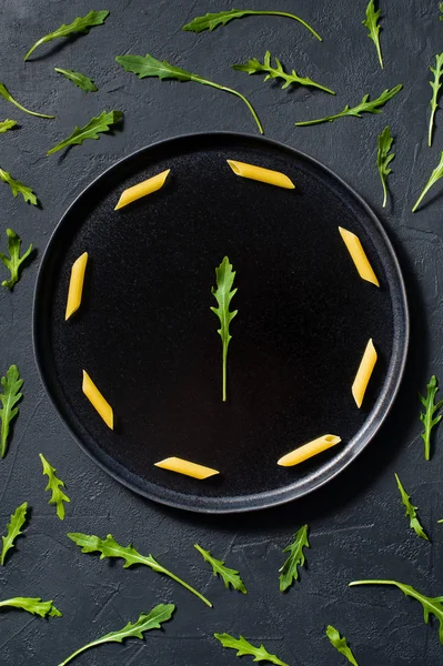 Das Konzept Der Nudeln Penne Mit Rucola Minimalismus Dunkler Hintergrund — Stockfoto