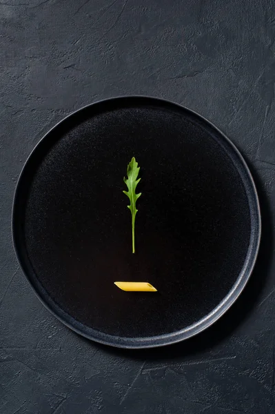 Concept Pâtes Penne Roquette Minimalisme Fond Sombre Vue Dessus Espace — Photo