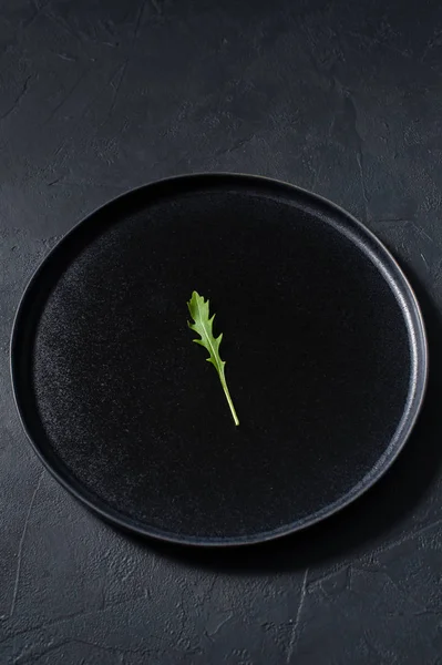 Roquette Sur Une Plaque Noire Minimalisme Concept Fond Sombre Vue — Photo