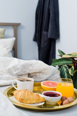 Fransız Kahvaltı, otel hizmeti. Kahve, reçel, kruvasan, portakal suyu, greyfurt, lychee. Yan görünüm, açık renkli