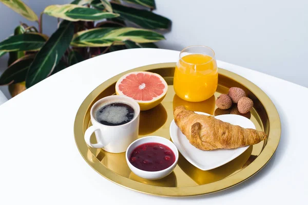 Французький Сніданок Золотий Лоток Кава Варення Круасани Апельсиновий Сік Грейпфрут — стокове фото