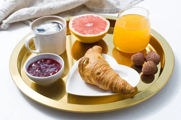 Frukost Hotellrum Kaffe Marmelad Croissant Apelsinjuice Grapefrukt Litchi Ovanifrån Vit — Stockfoto