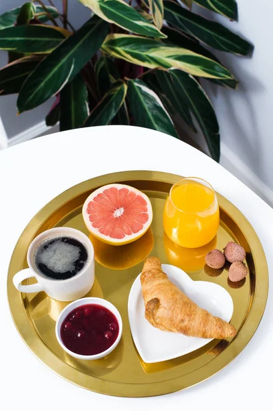 Frukost Hotellrum Kaffe Marmelad Croissant Apelsinjuice Grapefrukt Litchi Ovanifrån Vit — Stockfoto