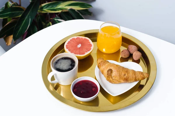 Frukost Hotellrum Kaffe Marmelad Croissant Apelsinjuice Grapefrukt Litchi Ovanifrån Vit — Stockfoto