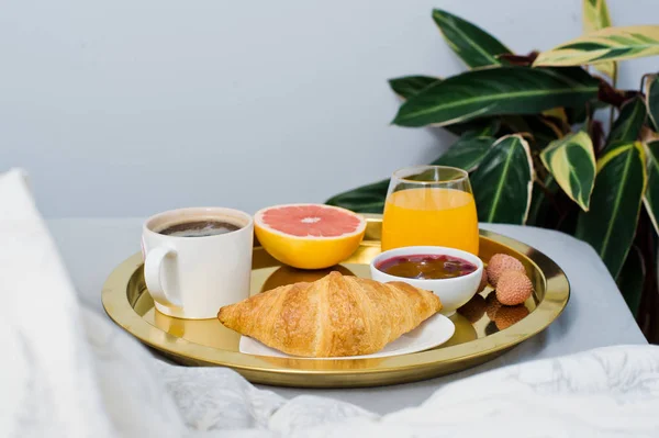 Francouzská Snídaně Hotelu Káva Džem Croissant Pomerančová Šťáva Grapefruit Liči — Stock fotografie
