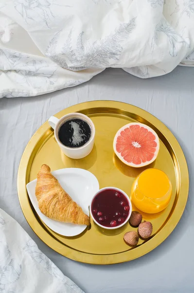 Frukost Sängen Hotellservice Kaffe Marmelad Croissant Apelsinjuice Grapefrukt Litchi Ovanifrån — Stockfoto