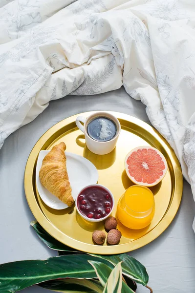 Klassisk Frukost Sängen Hotellservice Kaffe Marmelad Croissant Apelsinjuice Grapefrukt Litchi — Stockfoto