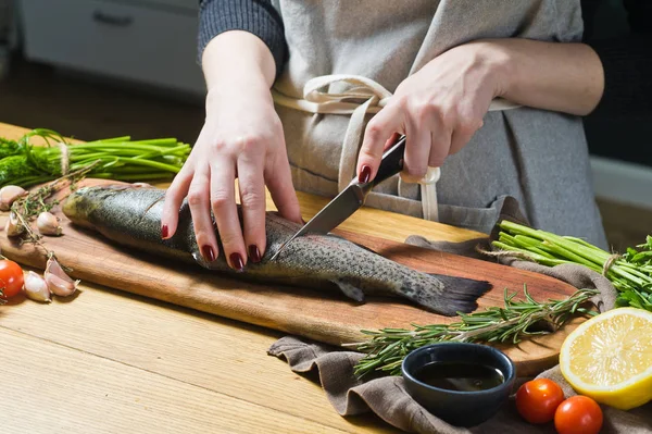 厨师在木制切菜板上准备生鳟鱼 成分迷迭香 西红柿 黑色背景 侧视图 — 图库照片