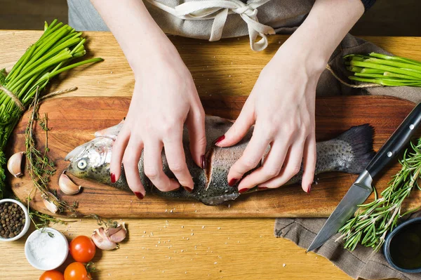 Chef Saltea Trucha Cruda Una Tabla Cortar Madera Ingredientes Romero — Foto de Stock