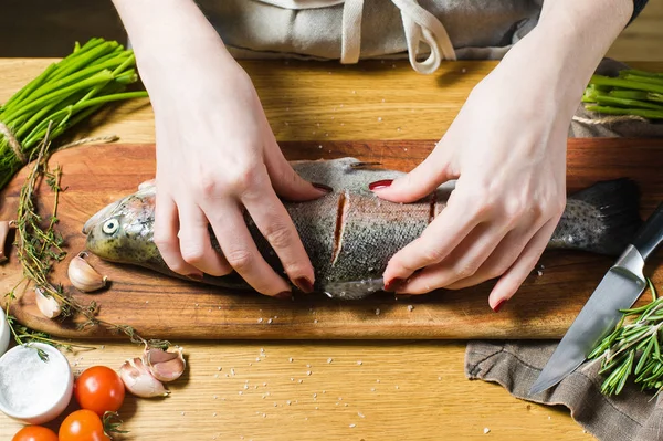厨师在木制切菜板上吃了生鳟鱼 成分迷迭香 西红柿 黑色背景 顶部视图 — 图库照片
