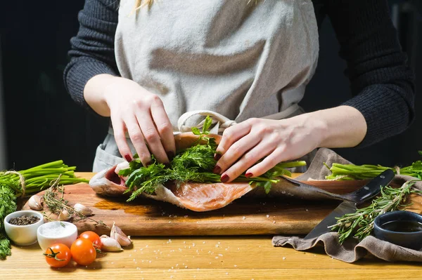 Chef Encheu Truta Crua Com Salsa Endro Ingredientes Alecrim Limão — Fotografia de Stock