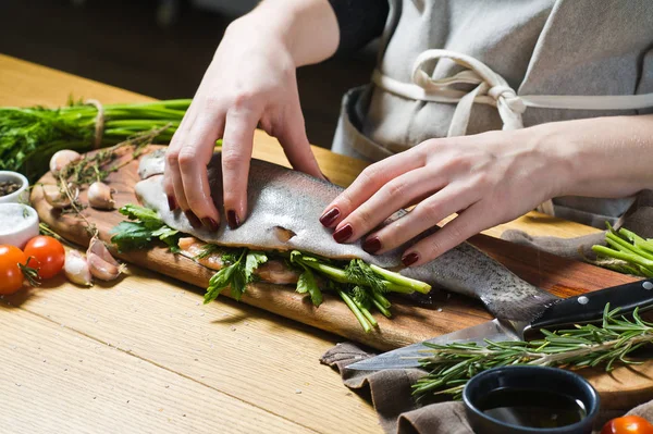 Kocken Fyllda Raw Öring Med Persilja Och Dill Ingredienser Rosmarin — Stockfoto