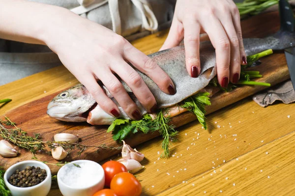 Chef Rellenó Trucha Cruda Con Perejil Eneldo Ingredientes Romero Limón — Foto de Stock