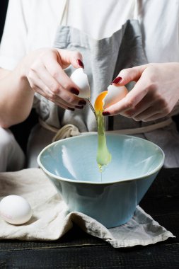 Şef tatili bir yumurta bir kase içinde yemek. Yan görünüm, siyah arka plan, kapat