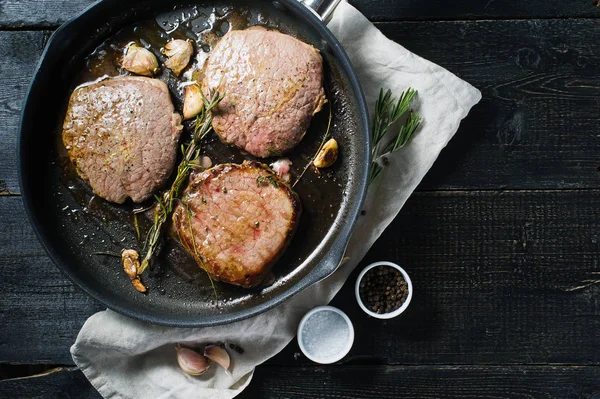 Bife Assado Uma Frigideira Cozinhando Visão Superior Fundo Preto Espaço — Fotografia de Stock