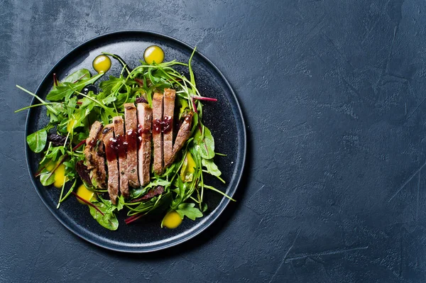 Salade Met Ossenhaas Rucola Snijbiet Een Zwarte Plaat Achtergrond Van — Stockfoto