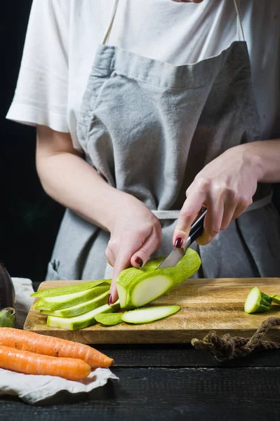 Mãos Chef Cortar Abobrinha Uma Tábua Corte Madeira Vista Lateral — Fotografia de Stock