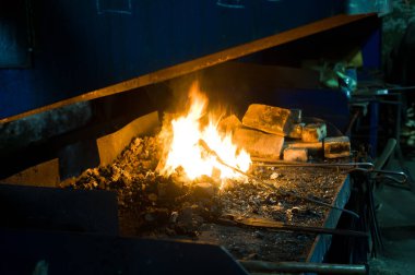 Demirci erime metal bir fırın, otantik bir forge