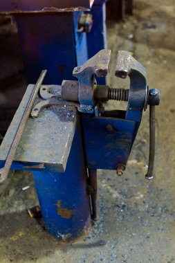 İşçiler mavi demirci mengene.