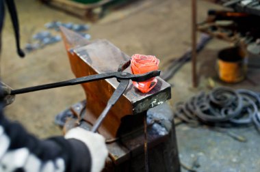 Çelik örs üzerinde gül demirci uydurandan