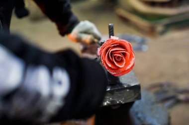 Çelik örs üzerinde gül demirci uydurandan