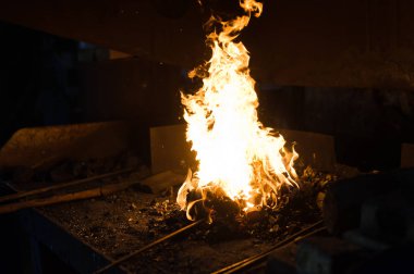 Demirci erime metal bir fırın, otantik bir forge