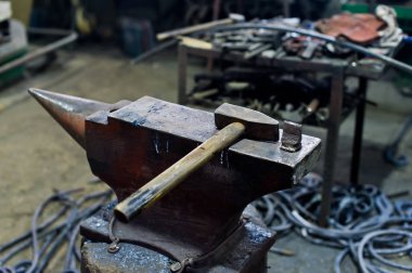 Demirci örs çekiç