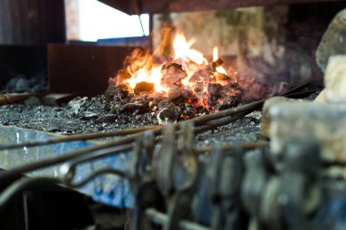 Demirci erime metal bir fırın, otantik bir forge