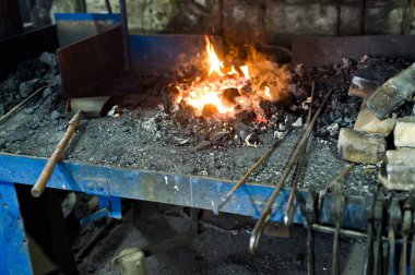 Demirci erime metal bir fırın, otantik bir forge