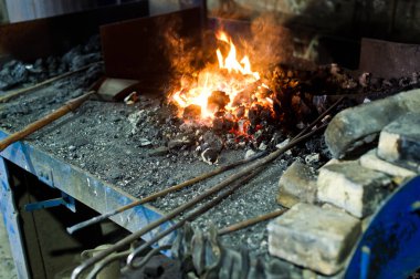 Demirci erime metal bir fırın, otantik bir forge