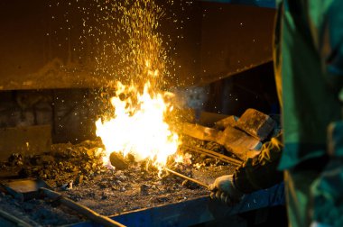 Demirci erime metal bir fırın, otantik bir forge