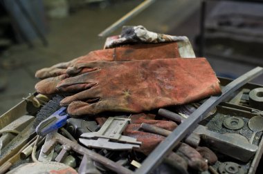 Bir demirci otantik araçları