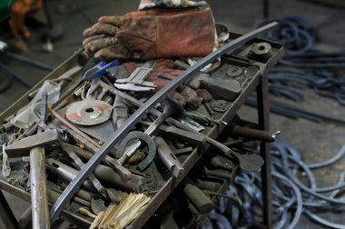 Bir demirci otantik araçları