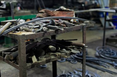 Bir demirci otantik araçları