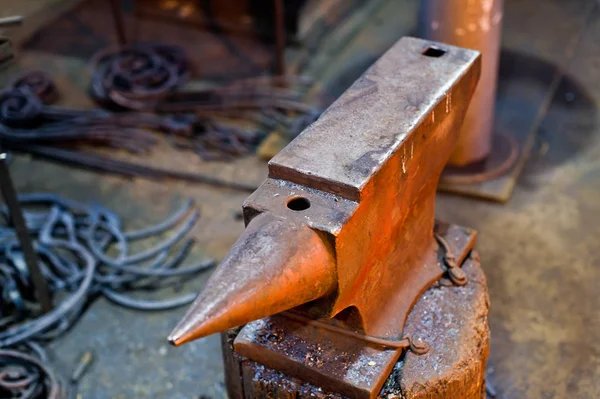 Otantik örs demirci