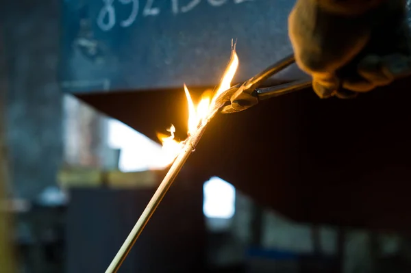 鍛冶屋の手で炉から燃焼鋼 — ストック写真