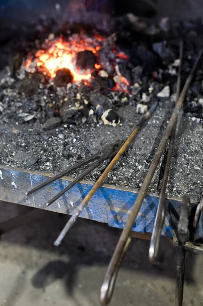 铁匠融化金属在熔炉 一个真正的锻造 — 图库照片