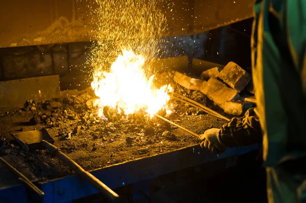 Ferreiro Derreter Metal Uma Fornalha Uma Autêntica Forja — Fotografia de Stock