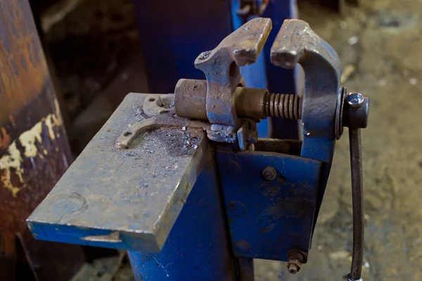 İşçiler mavi demirci mengene.