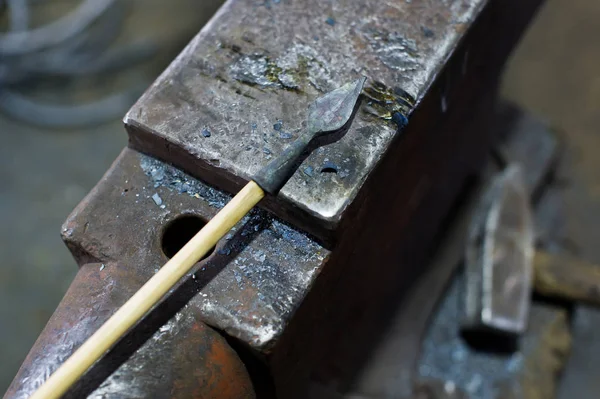 Blacksmith Forges Arrowhead Hammer Anvil — Stock Photo, Image