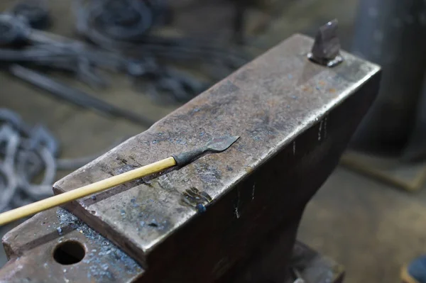 Blacksmith Forges Arrowhead Hammer Anvil — Stock Photo, Image