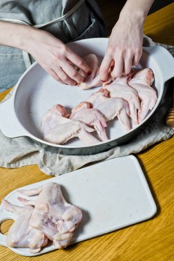 Şef tavuk kanatları Barbekü hazırlar. Üstten Görünüm