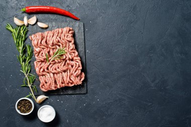 Ham bir taş kurulu kıyılmış. Siyah arka plan, üstten görünüm, metin için yer