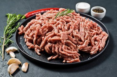 Ham bir taş kurulu kıyılmış. Malzemeler için Pişirme, biberiye, chili biber, sarımsak, tuz. Siyah arka plan, üstten görünüm