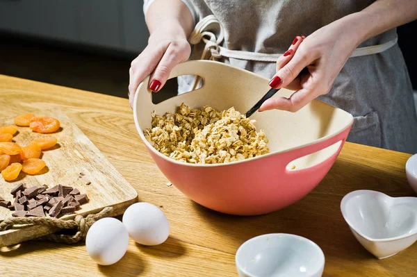 Chef Prepara Galletas Avena Mezcla Ingredientes Copos Avena Mantequilla Azúcar — Foto de Stock