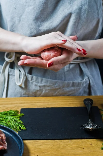 Chef Prepara Albóndigas Carne Picada Cruda Fondo Negro Vista Superior — Foto de Stock