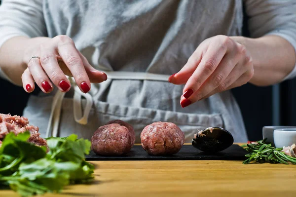 요리사는 다진된 고기에서 미트볼을 준비합니다 — 스톡 사진
