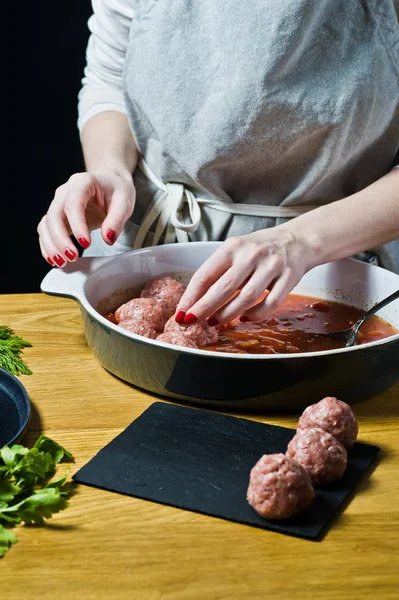 Chef Prepara Albóndigas Suecas Carne Picada Cruda Revuelva Salsa Tomate — Foto de Stock